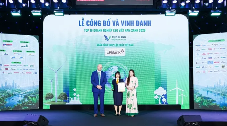 Bà Nguyễn Ánh Vân, Phó Tổng Giám đốc LPBank, nhận giải thưởng Top 10 ngân hàng ESG Việt Nam Xanh 2026.
