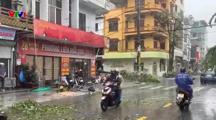 Mưa bão gây mất điện trên một số khu vực ở Móng Cái, Quảng Ninh. Ảnh VTV