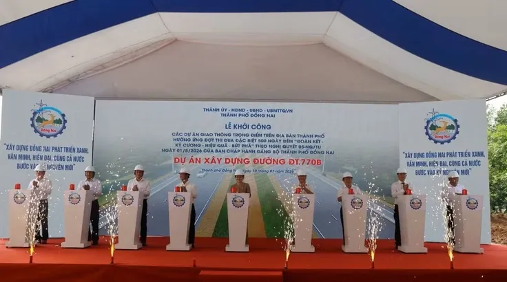 Nghi thức khởi công xây dựng 3 dự án giao thông. (Ảnh: Sỹ Tuyên/TTXVN)