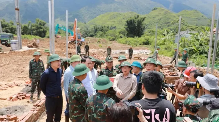 Phó Thủ tướng Chính phủ Hồ Quốc Dũng kiểm tra khu vực bố trí tái định cư cho các hộ bị mất nhà. (Ảnh: Quý Trung/TTXVN) 