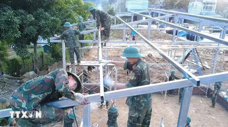 Các chiến sỹ Bộ chỉ huy Quân sự tỉnh Lai Châu làm việc xuyên ngày đêm để hoàn thành 24 căn nhà cho người dân. (Ảnh: Nguyễn Oanh/TTXVN) 