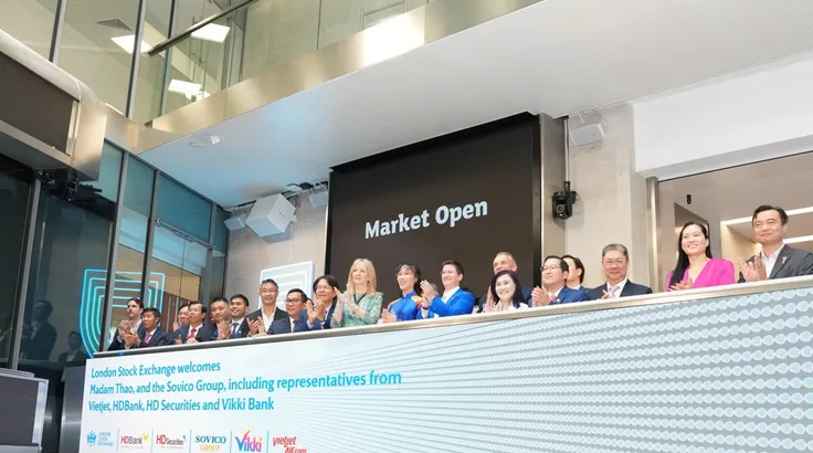 TS. Nguyễn Thị Phương Thảo bấm nút khai phiên Sàn giao dịch Chứng khoán London (LSE) cùng Thị trưởng Khu tài chính London Dame Sue Langley và Tổng giám đốc LSE Dame Julia Hoggett