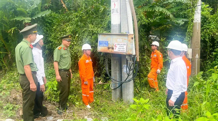 PC Cần Thơ cùng lực lượng Công an TP Cần Thơ kiểm tra hiện trường vụ việc mất trộm vật tư, thiết bị lưới điện.
