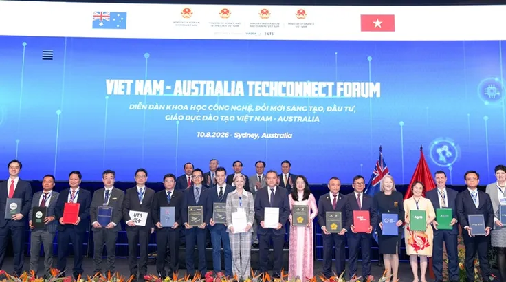 Vietjet và Sân bay Quốc tế Western Sydney (Australia) trao văn kiện hợp tác trước sự chứng kiến của Ủy viên Bộ Chính trị, Phó Thủ tướng Chính phủ, Bộ trưởng Bộ Quốc phòng Phan Văn Giang, cùng lãnh đạo cấp cao và cộng đồng doanh nghiệp hai nước.
