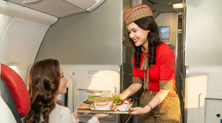 Tiếp viên hàng không Vietjet phục vụ hành khách Business.