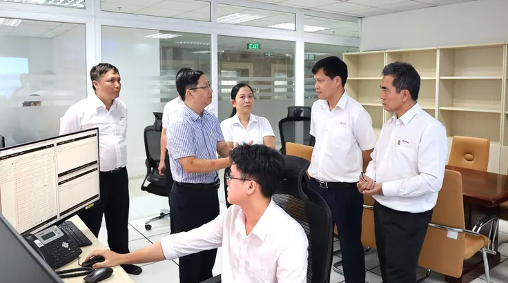 Ông Bùi Quốc Hoan (thứ 2 từ phải sang), Phó Tổng giám đốc EVNSPC tại một buổi làm việc với lãnh đạo Công ty CNTT Điện lực miền Nam (SPCIT)
