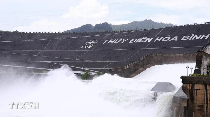 Đóng 1 cửa xả đáy hồ thủy điện Hòa Bình để ứng phó bão số 4