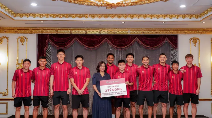 Đại diện Agribank Bà Từ Thị Kim Thanh - Thành viên HĐTV trao thưởng 2 tỷ đồng chúc mừng thành tích xuất sắc của Đội tuyển Quốc gia Việt Nam.