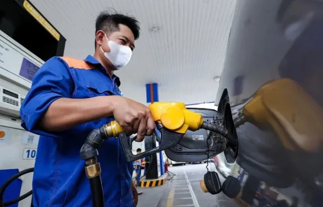 Giá xăng dầu giảm đồng loạt