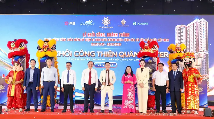 Các đại biểu thực hiện nghi thức khởi công dự án