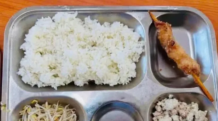 Suất cơm bán trú ngày 7-9 của học sinh trường Tiểu học Trung Giã (xã Trung Giã, Hà Nội). (Ảnh: Phụ huynh cung cấp)