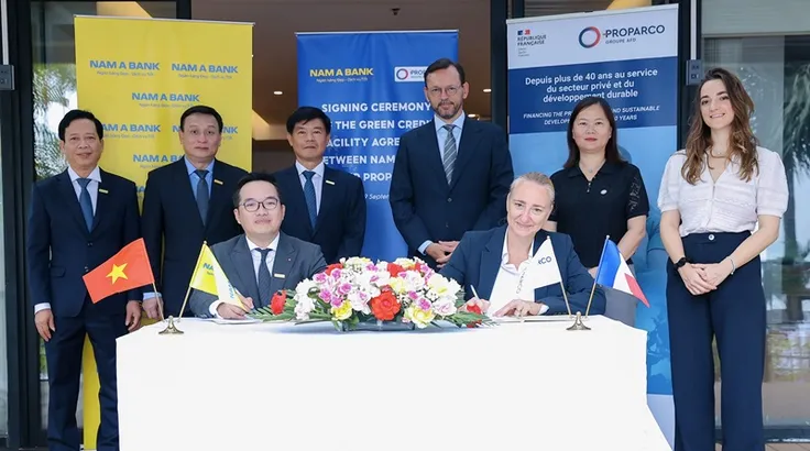 Ông Võ Hoàng Hải, Phó Tổng giám đốc Nam A Bank và bà Rebecca Benhamou, Giám đốc đầu tư cao cấp của Proparco ký kết thỏa thuận dưới sự chứng kiến của ông Julien Seillan, Giám đốc quốc gia AFD và lãnh đạo hai bên.