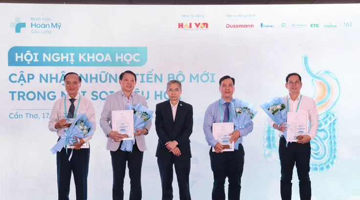Các chuyên gia tại hội nghị “Cập nhật những tiến bộ mới trong nội soi tiêu hóa”