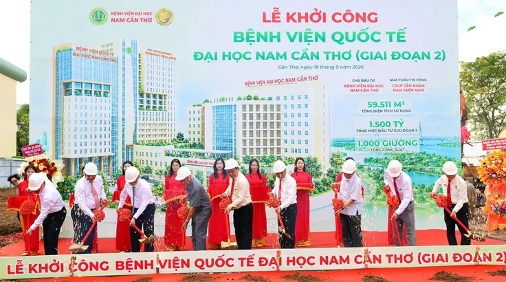 Các đại biểu thực hiện nghi thức khởi công Bệnh viện Quốc tế Đại học Nam Cần Thơ – giai đoạn 2