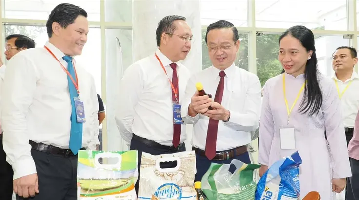 Đại biểu tìm hiểu sản phẩm doanh nghiệp tại không gian trưng bày, kết nối thương mại trong khuôn khổ hội nghị. Ảnh: HOÀNG HÙNG
