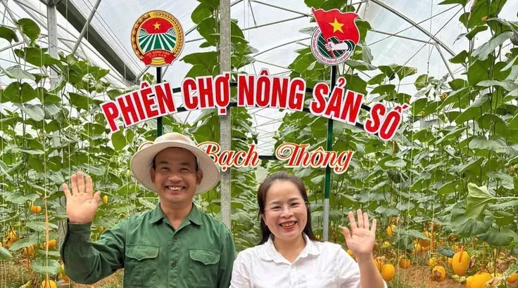 Bà Ma Thị Mận, Bí thư Đảng ủy, Chủ tịch HĐND xã Bạch Thông trong phiên chợ nông sản số đầu tiên của xã - Ảnh: BT