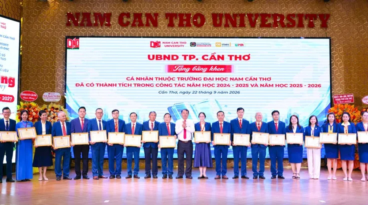 Các tổ chức, cá nhân Trường DNC nhận bằng khen của Chủ tịch UBND TP Cần Thơ.