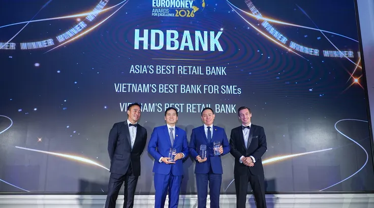 Đại diện HDBank nhận giải “Ngân hàng Bán lẻ tốt nhất châu Á” và 3 giải thưởng uy tín khác do Euromoney vinh danh.