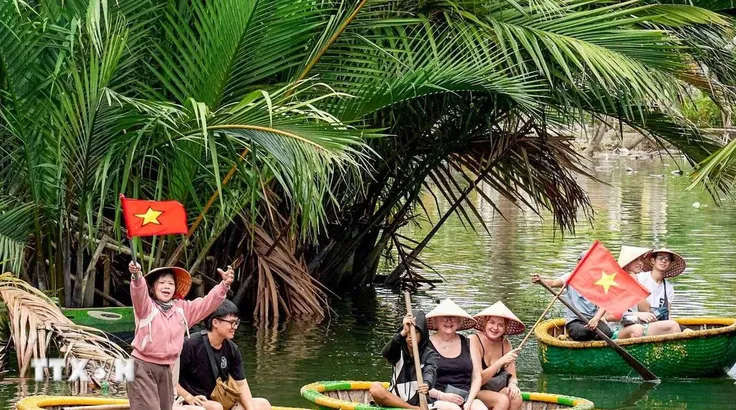 Khách du lịch trải nghiệm tại Việt Nam. (Ảnh: Khánh Hòa/TTXVN) 