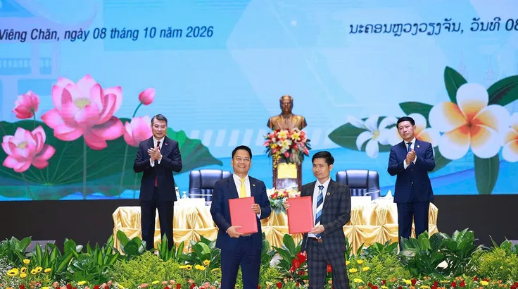 Tại Hội nghị xúc tiến đầu tư Việt Nam - Lào chiều 8-10 tại Thủ đô Vientiane, 17 giấy chứng nhận đầu tư và thỏa thuận hợp tác của doanh nghiệp đã được Thủ tướng hai nước chứng kiến, trong đó, Savan 2 là hợp tác lớn nhất. Ảnh: Dương Giang