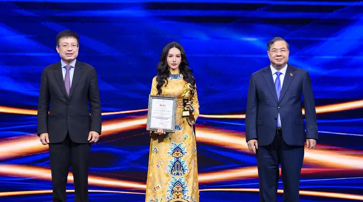Phó Thủ tướng Thường trực Chính phủ Phạm Gia Túc (phải); Chủ tịch VCCI Hồ Sỹ Hùng (trái) trao danh hiệu "Doanh nhân Việt Nam tiêu biểu - Cúp Thánh Gióng" cho bà Lê Nữ Thùy Dương