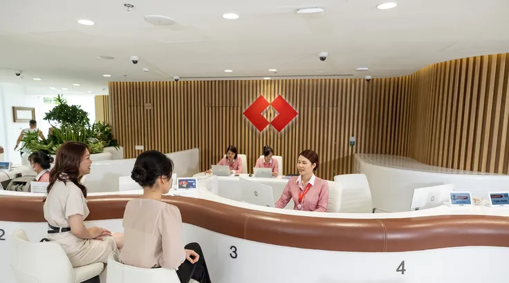 Khách hàng giao dịch tại Techcombank 