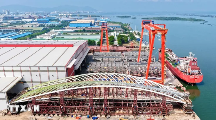 Hạn chế lưu thông trên sông Sài Gòn khi hợp long vòm thép cầu đi bộ