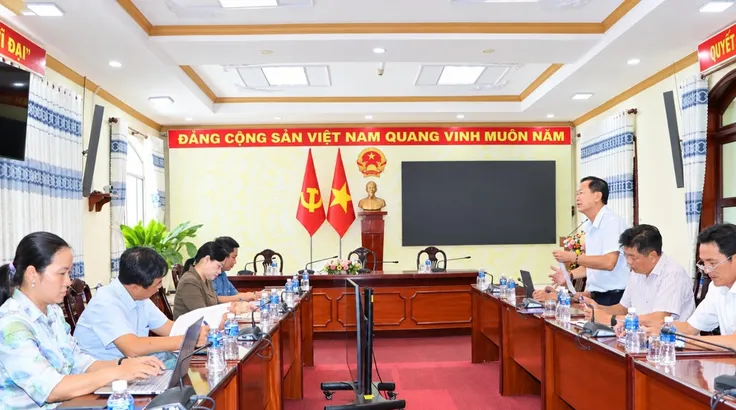 Ông Thái Minh Cương, Giám đốc Công ty Điện lực Đồng Tháp (phải) báo cáo với Đoàn ĐBQH tỉnh Đồng Tháp