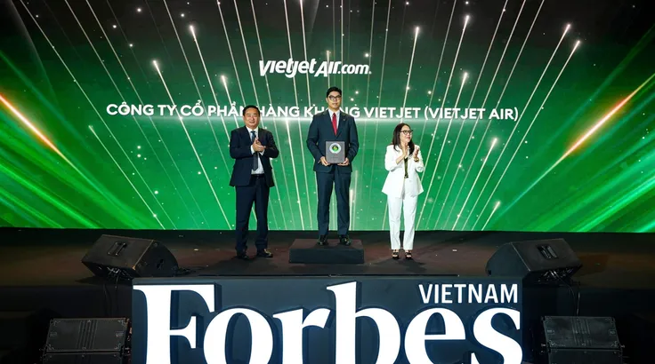 Đại diện Vietjet nhận kỷ niệm chương vinh danh Top 50 Doanh nghiệp dẫn đầu về ESG năm 2026.