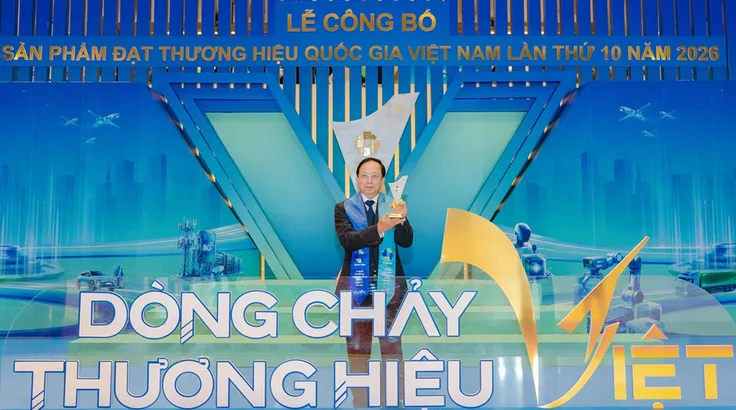 Ông Nguyễn Thành Đô, Phó Chủ tịch HĐQT HDBank- đại diện HDBank- nhận biểu trưng HDBank- Thương hiệu Quốc Gia 2026