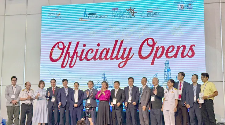 Các đại biểu thực hiện nghi lễ khai mạc triển lãm về ngành dầu khí và hàng hải-đóng tàu