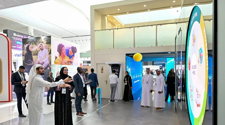 Khách tham quan trao đổi tại khu trưng bày công nghệ của Abu Dhabi Global Health Week 2025. Ảnh: dmg events