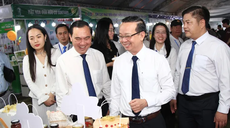 Lãnh đạo thành phố tham quan gian hàng trưng bày sản phẩm OCOP tại sự kiện quảng bá, kết nối giao thương sản phẩm OCOP TPHCM năm 2025.