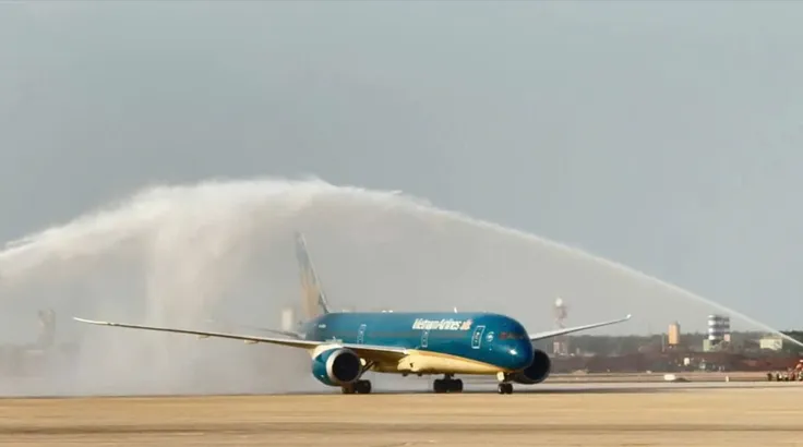 Các phương tiện phun nước thực hiện nghi thức chào đón chuyến bay đáp thành công xuống sân bay Long Thành