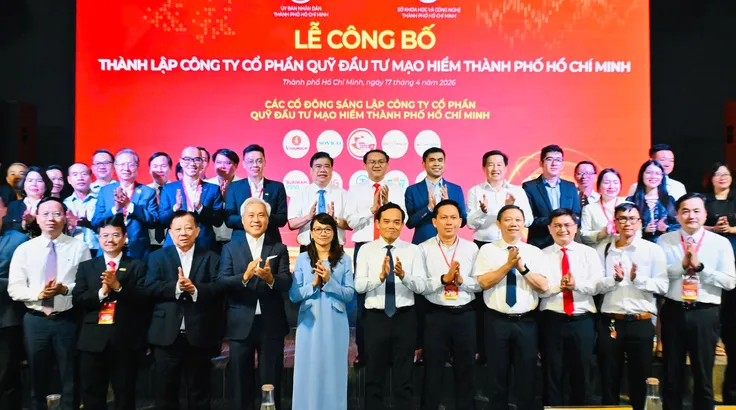 Đồng chí Trần Lưu Quang, Ủy viên Bộ Chính trị, Bí thư Thành ủy TPHCM cùng lãnh đạo TPHCM dự lễ ra mắt Công ty cổ phần Quỹ đầu tư mạo hiểm TPHCM. Ảnh: VIỆT DŨNG