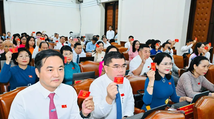 Các đại biểu biểu quyết thông qua các tờ trình tại kỳ họp. Ảnh: VIỆT DŨNG