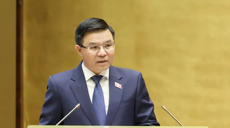Bộ trưởng Bộ Công thương Lê Mạnh Hùng trình dự án Luật sửa đổi, bổ sung một số điều của Luật Thương mại, Luật Cạnh tranh, Luật Quản lý ngoại thương, Luật Bảo vệ quyền lợi người tiêu dùng. Ảnh: QUANG PHÚC
