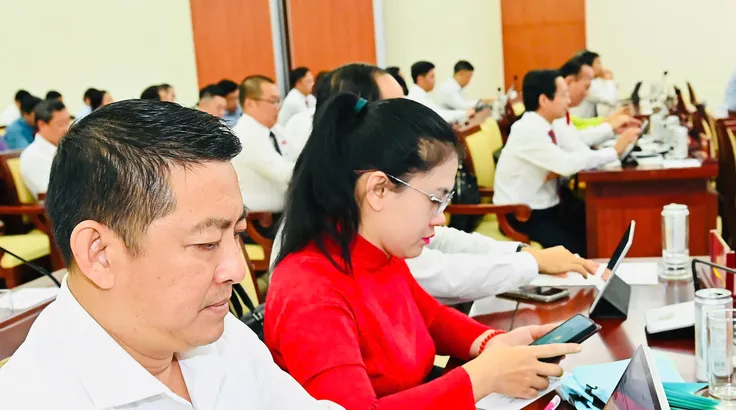 Đại biểu tham dự kỳ họp biểu quyết thông qua các dự thảo nghị quyết. Ảnh: VIỆT DŨNG