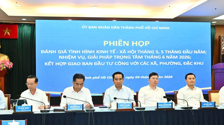 Các đồng chí chủ trì phiên họp. Ảnh: VIỆT DŨNG