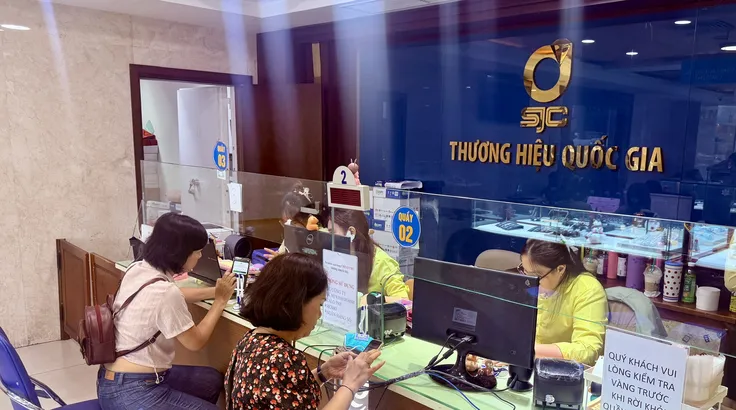 Giao dịch vàng tại Công ty SJC. Ảnh: NHUNG NGUYỄN