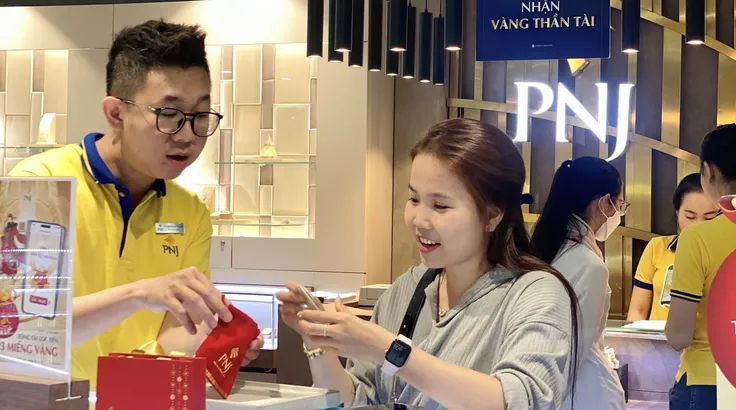 Khách hàng giao dịch tại PNj. Ảnh: NHUNG NGUYỄN