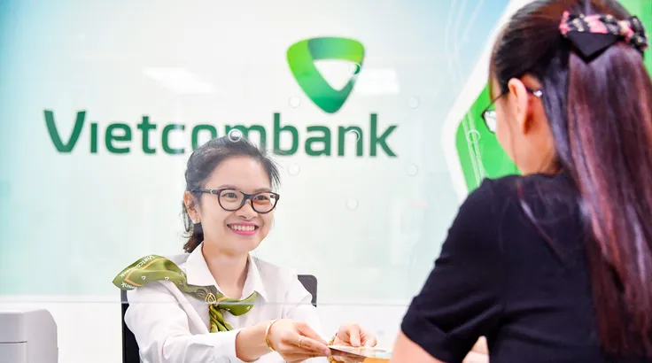 Giao dịch tại Vietcombank. Ảnh: NHUNG NGUYỄN