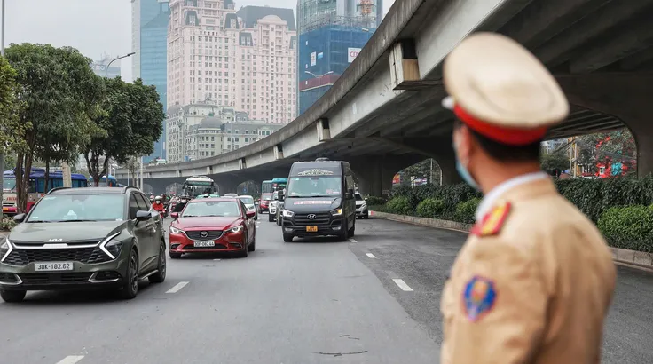 Lực lượng Cảnh sát giao thông làm nhiệm vụ trên các tuyến đường. Ảnh: C08