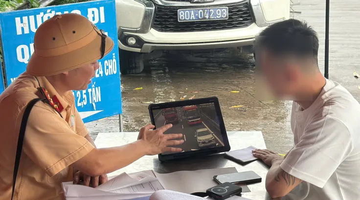Lực lượng cảnh sát giao thông xử phạt 1 trường hợp tài xế ô tô không giữ khoảng cách an toàn khi chạy trên đường cao tốc. Ảnh: C08 CUNG CẤP