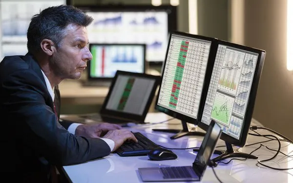 Bắt đáy cuối phiên, VN Index thoát phiên giảm sâu