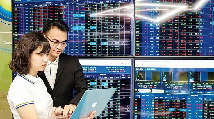 Cổ phiếu Vingroup và dầu khí ‘hợp sức’ kéo VN Index
