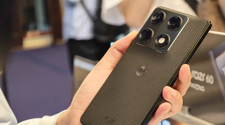 Motorola lần đầu ra mắt điện thoại gập dọc dạng sách 