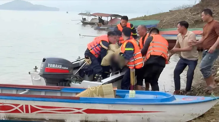 Cứu hộ vụ tai nạn đường thủy trên hồ Thác Bà