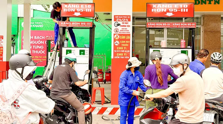 Nhiều khách hàng đến đổ xăng E10 tại Trạm xăng Tổng An Khương, phường Tân Hưng, TPHCM (ẢNH: HOÀNG HÙNG)