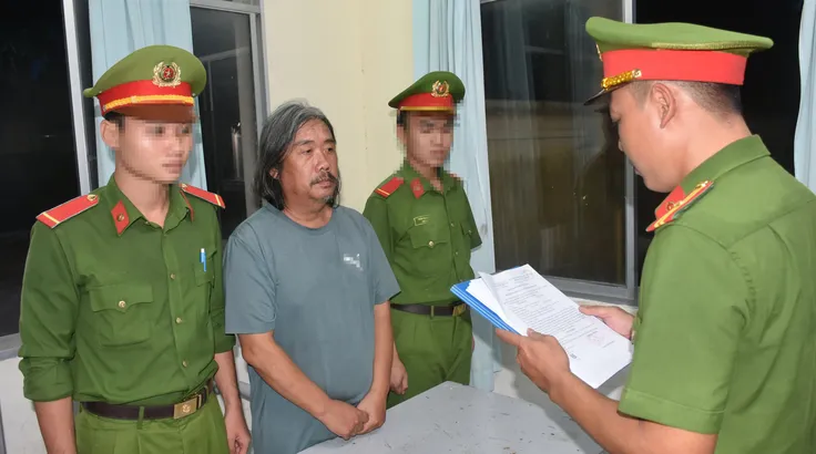 Cơ quan cảnh sát điều tra Công an tỉnh Vĩnh Long tống đạt các quyết định đối với ông Trần Ngọc Lynh. Ảnh: CACC